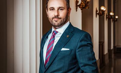 michael freilich naast pillaar